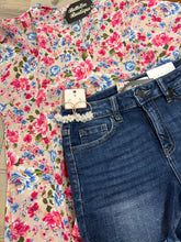 Load image into Gallery viewer, Floral top