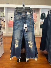 Load image into Gallery viewer, Distressed knee cropped jean