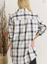 Load image into Gallery viewer, Plaid button down shirt
